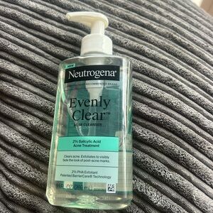 Neutrogena Evenly Clear Acne Cleanser - Clear Green Gel Bottle